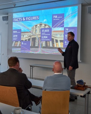 En man framför en power-point.